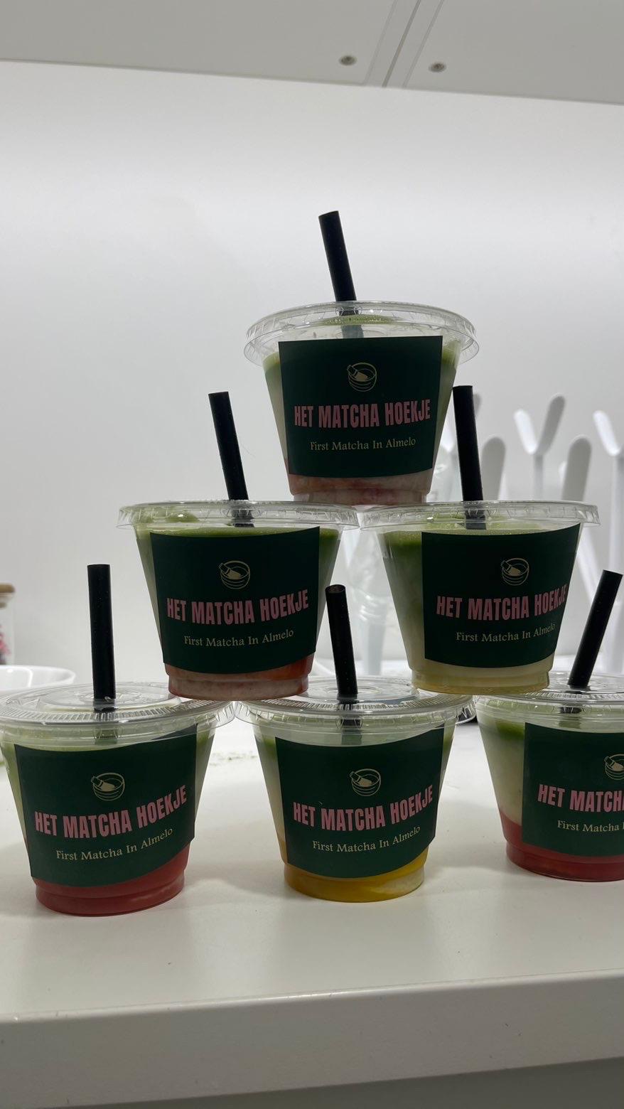 Zeven matcha's gestapeld klaar voor een grote bestelling